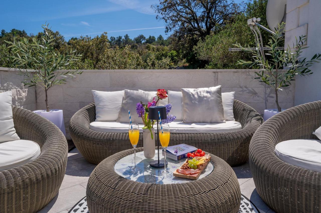 Uniquely Designed Villa Ivana With Outdoor Jacuzzi Nearby The Pebble Banje Beach At The Island Of Solta Rogac ภายนอก รูปภาพ