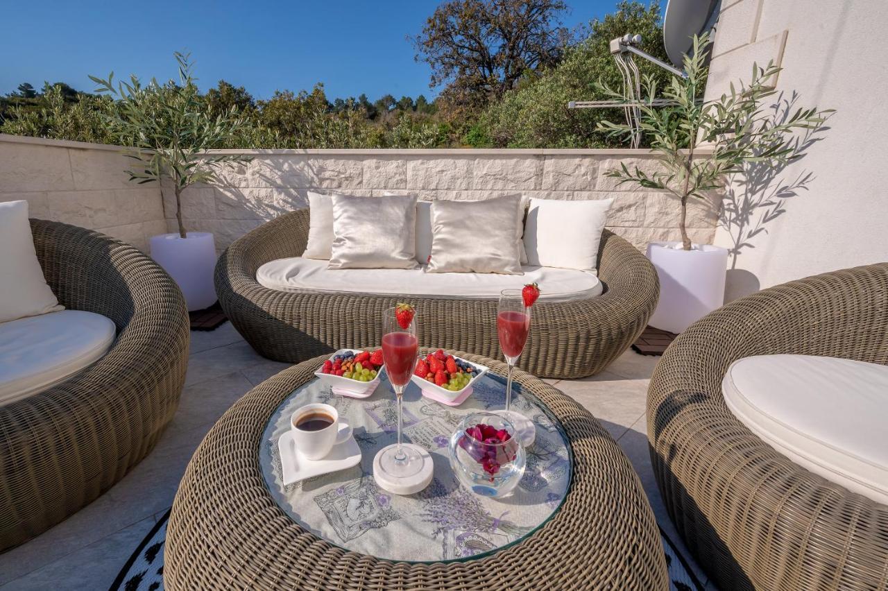 Uniquely Designed Villa Ivana With Outdoor Jacuzzi Nearby The Pebble Banje Beach At The Island Of Solta Rogac ภายนอก รูปภาพ