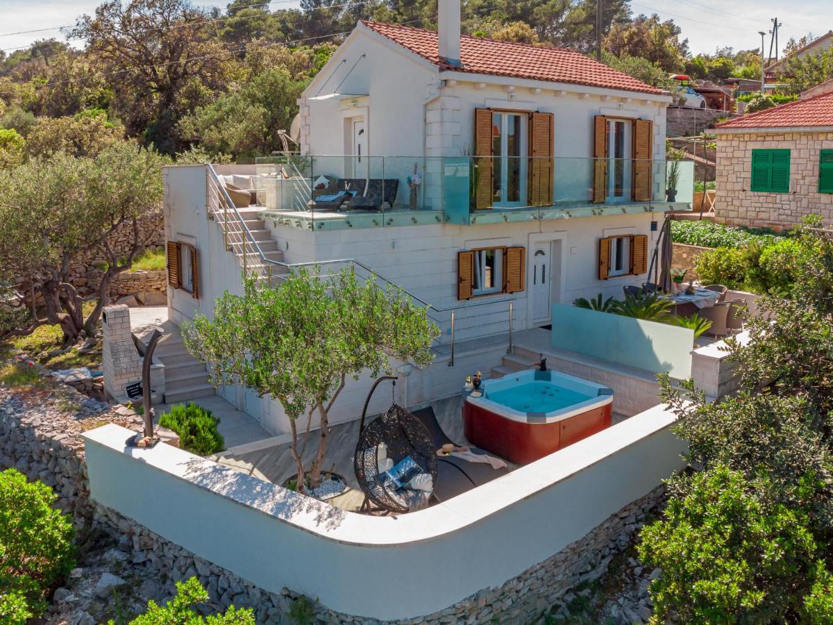 Uniquely Designed Villa Ivana With Outdoor Jacuzzi Nearby The Pebble Banje Beach At The Island Of Solta Rogac ภายนอก รูปภาพ