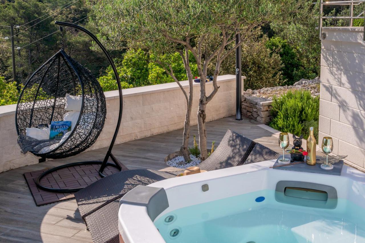Uniquely Designed Villa Ivana With Outdoor Jacuzzi Nearby The Pebble Banje Beach At The Island Of Solta Rogac ภายนอก รูปภาพ